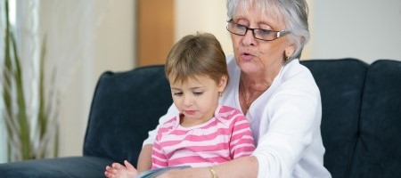 oma leest kleinkind voor